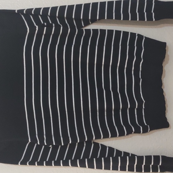 PRE OWNED MADISON GREY TURTLE NECK COLOR WHITE AND BLACK LONG SLEEVE SIZE M - Picture 10 of 11